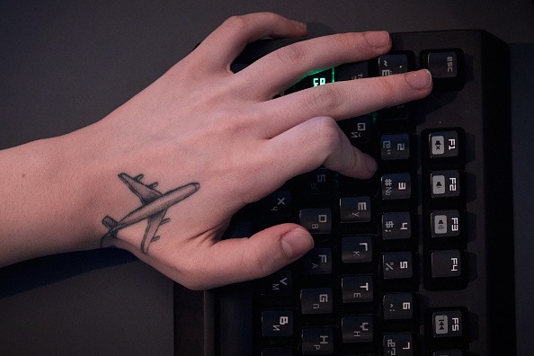 ‘CSGO’ Logo in Reddit Place Takes Shot at ‘Fortnite’? Gamers Now Hyping Its Placement